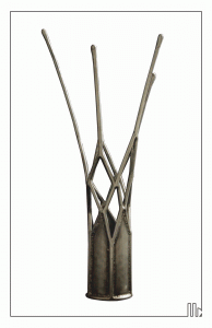 Dekorativní váza z broušeného železa, povrch bezbarvý lak